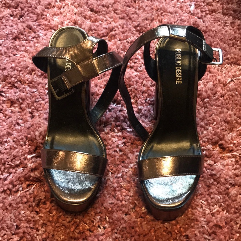 ❕ON HOLD❕Metallic platform sandals
